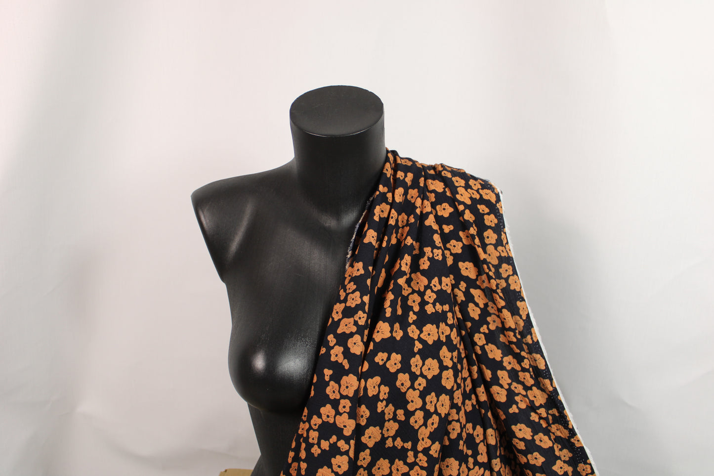 Tissu crêpe viscose - imprimé fleuri - ton orangé - photo 3/5 | So Tissus