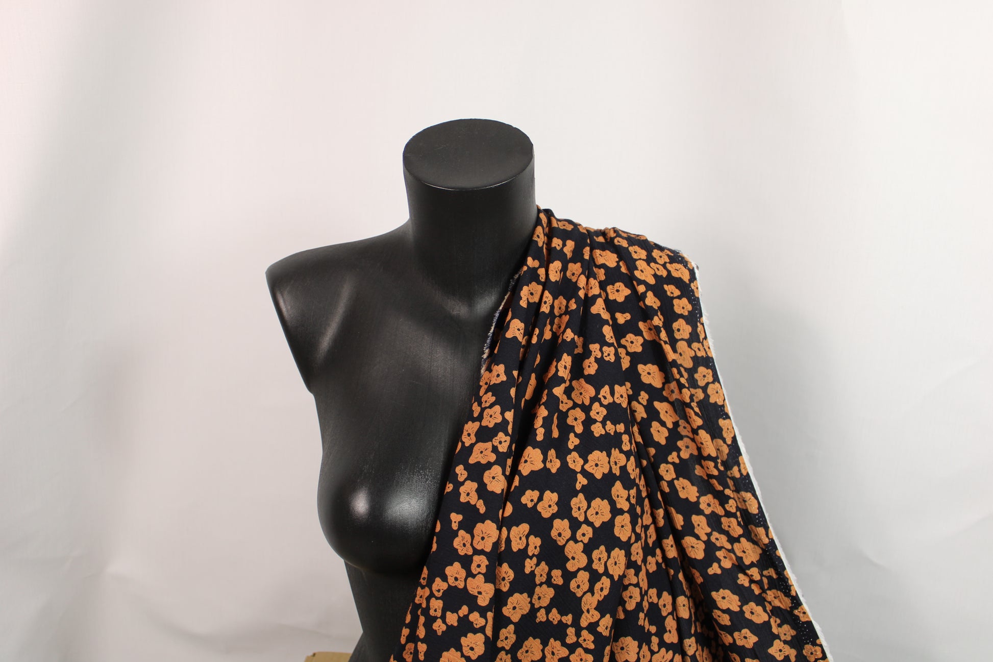 Tissu crêpe viscose - imprimé fleuri - ton orangé - photo 3/5 | So Tissus