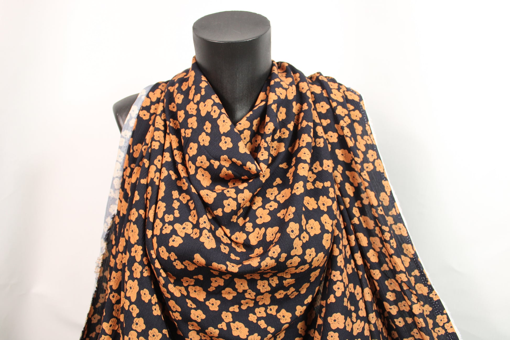 Tissu crêpe viscose - imprimé fleuri - ton orangé - photo 4/5 | So Tissus