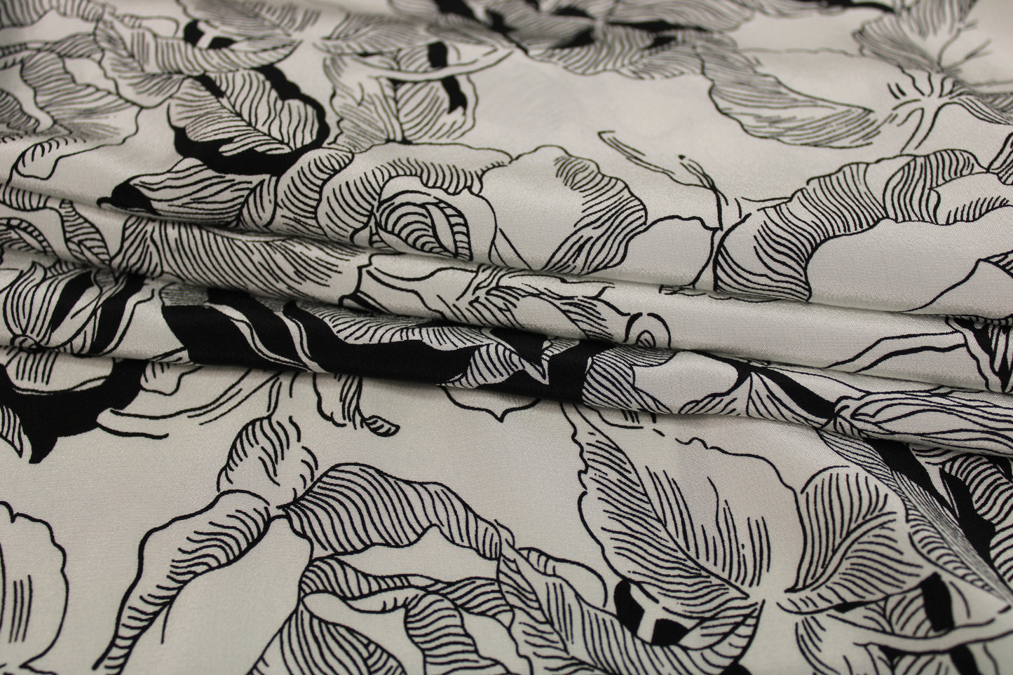 Tissu crêpe de chine 100% soie - imprimé fleurs abstraite - noir et blanc - photo 2/5 | So Tissus