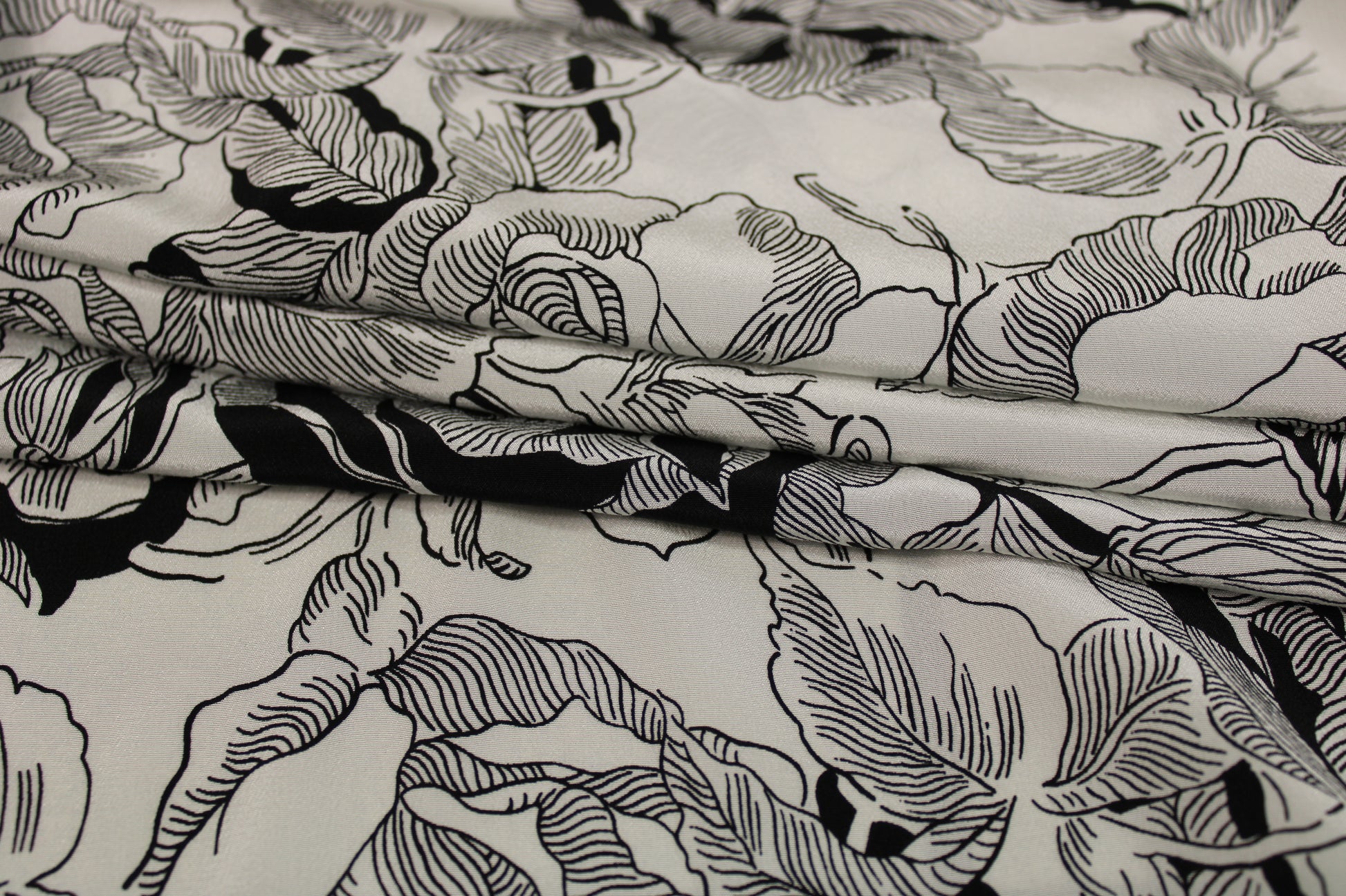Tissu crêpe de chine 100% soie - imprimé fleurs abstraite - noir et blanc - photo 2/5 | So Tissus