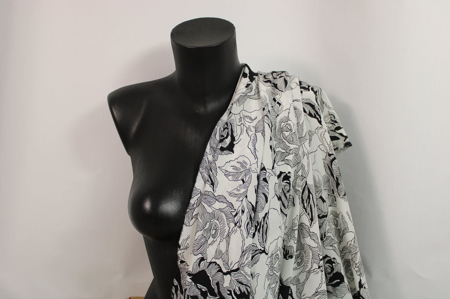 Tissu crêpe de chine 100% soie - imprimé fleurs abstraite - noir et blanc - photo 3/5 | So Tissus