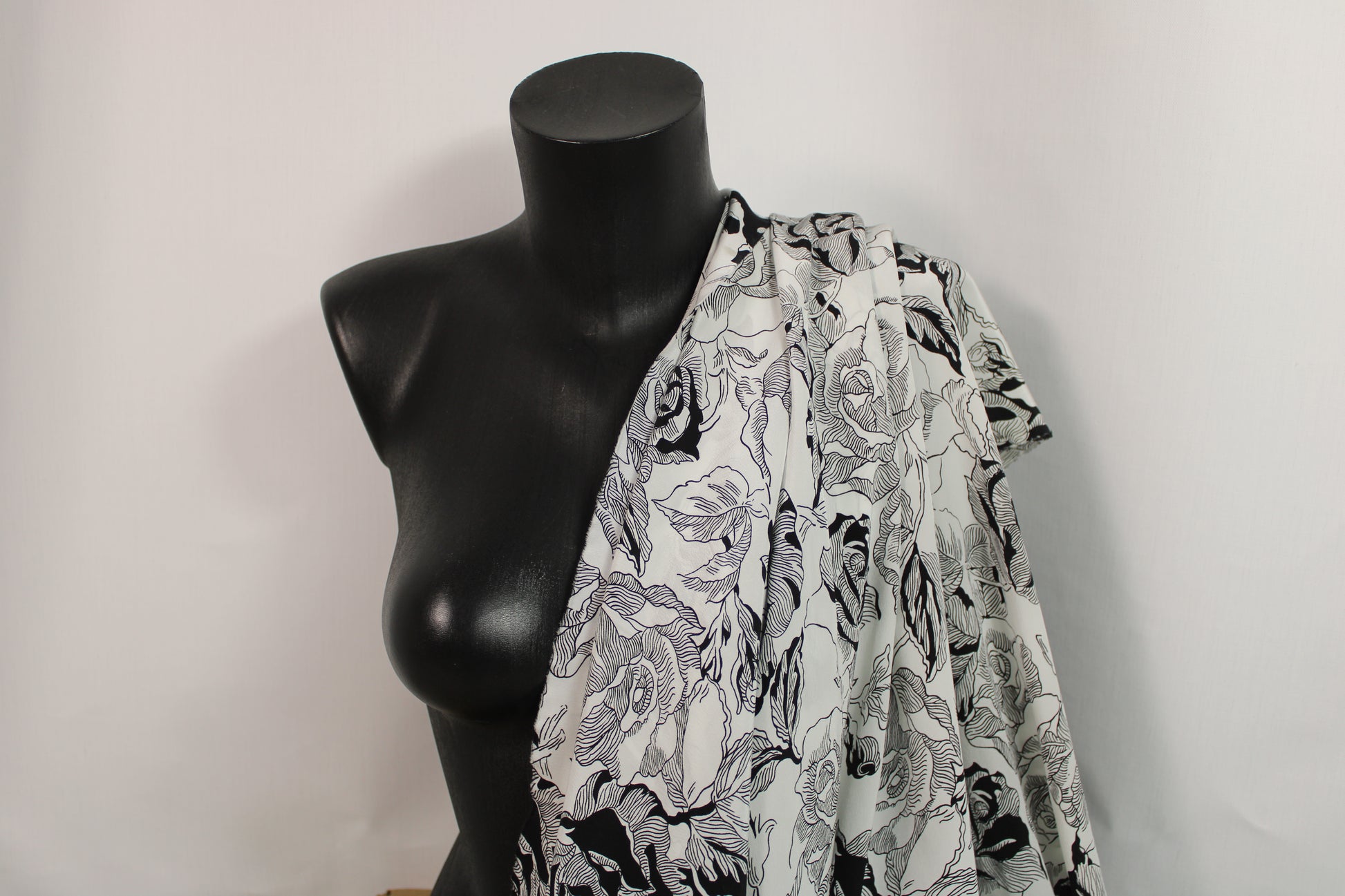 Tissu crêpe de chine 100% soie - imprimé fleurs abstraite - noir et blanc - photo 3/5 | So Tissus