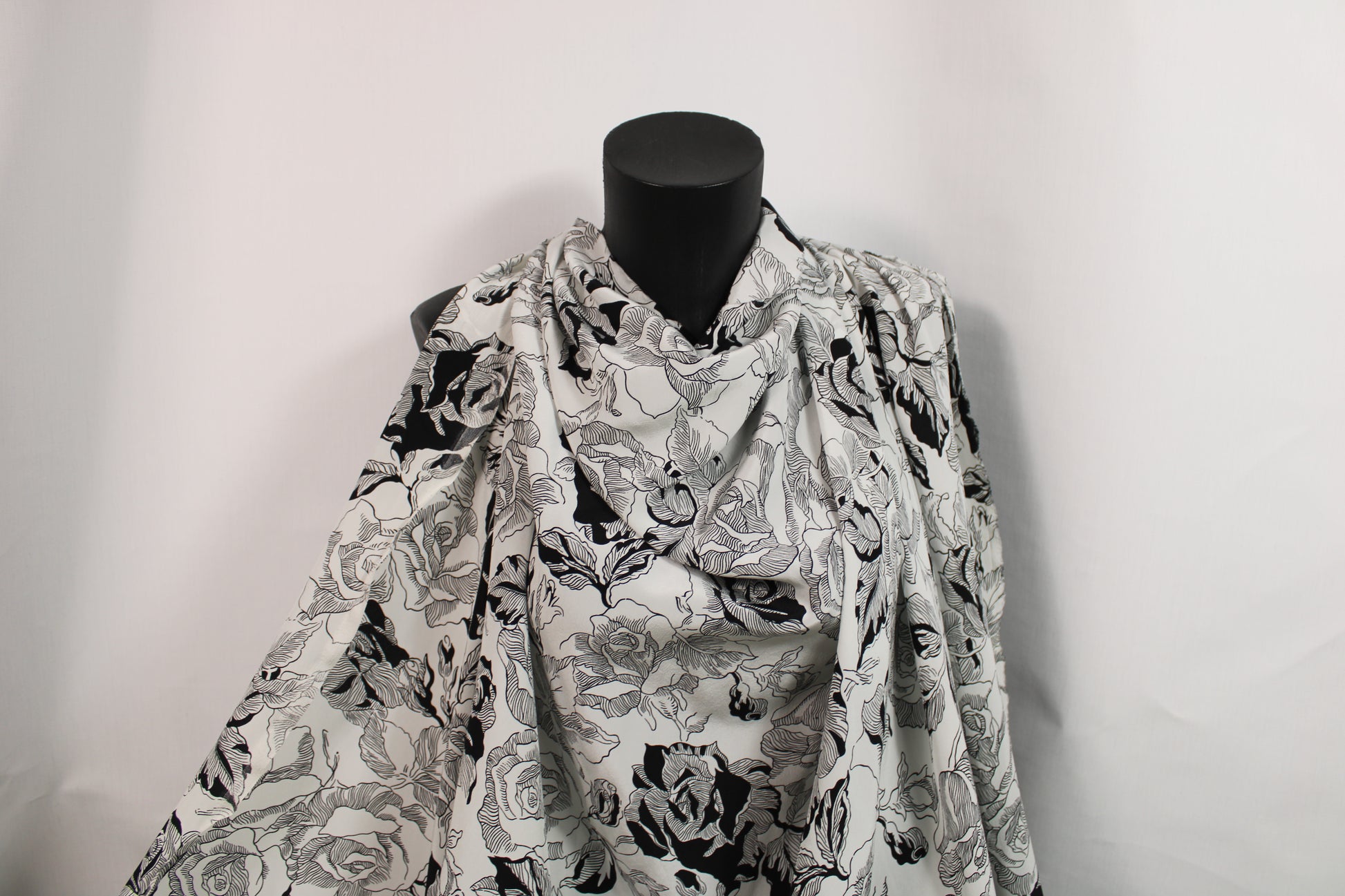 Tissu crêpe de chine 100% soie - imprimé fleurs abstraite - noir et blanc - photo 4/5 | So Tissus