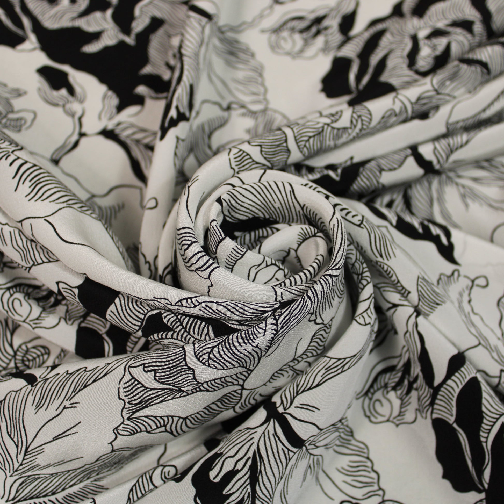 Tissu crêpe de chine 100% soie - imprimé fleurs abstraite - noir et blanc - photo 1/5 | So Tissus