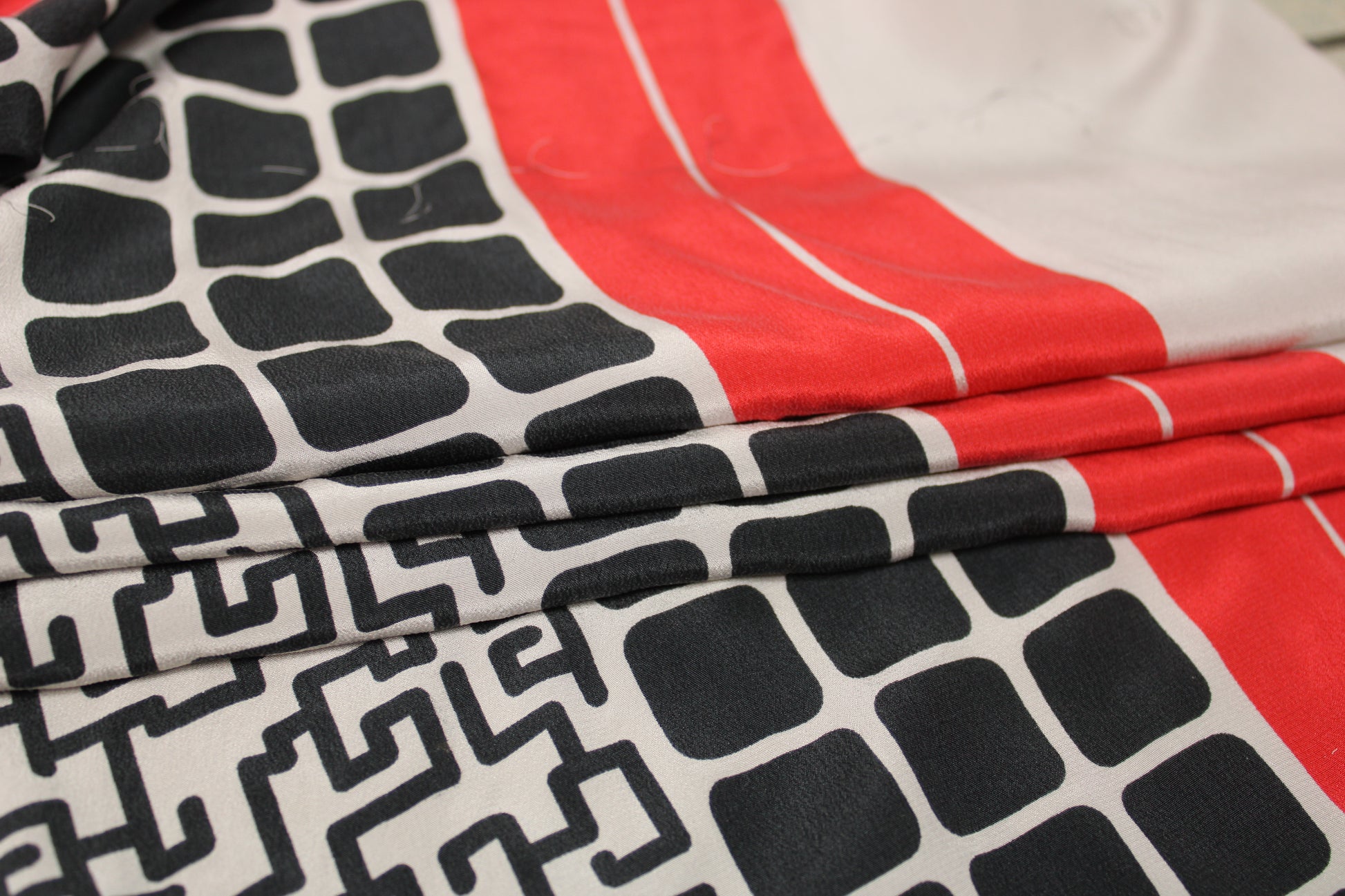 Tissu crêpe de chine 100% soie - imprimé géométrique - noir et blanc - photo 2/5 | So Tissus
