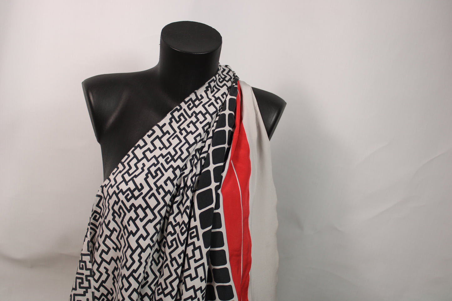 Tissu crêpe de chine 100% soie - imprimé géométrique - noir et blanc - photo 3/5 | So Tissus