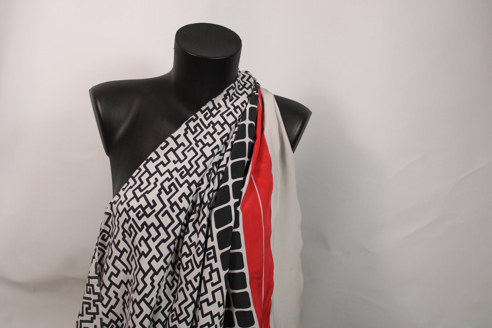 Tissu crêpe de chine 100% soie - imprimé géométrique - noir et blanc - photo 3/5 | So Tissus