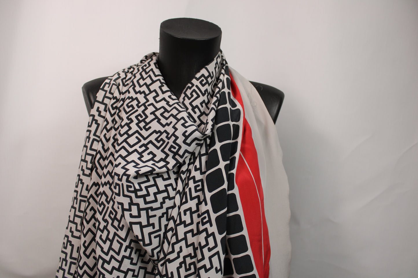 Tissu crêpe de chine 100% soie - imprimé géométrique - noir et blanc - photo 4/5 | So Tissus