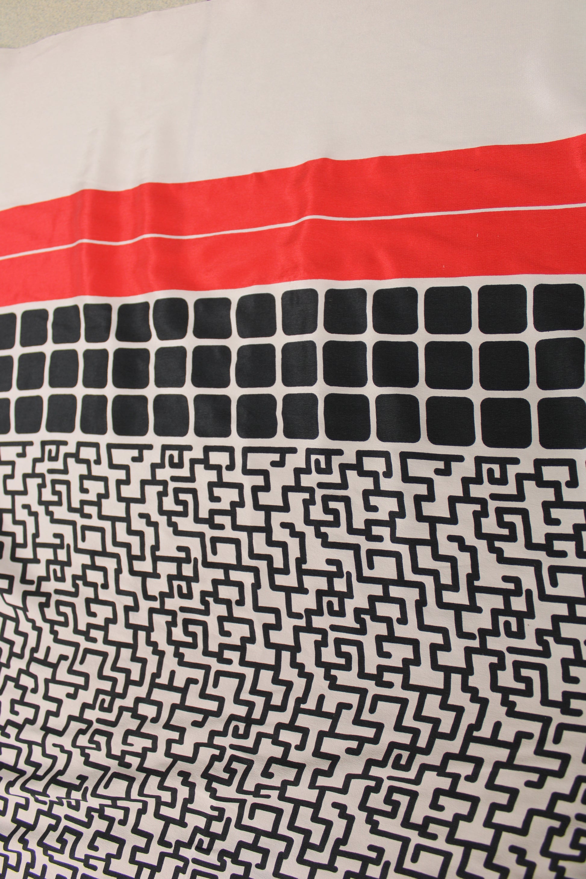 Tissu crêpe de chine 100% soie - imprimé géométrique - noir et blanc - photo 5/5 | So Tissus