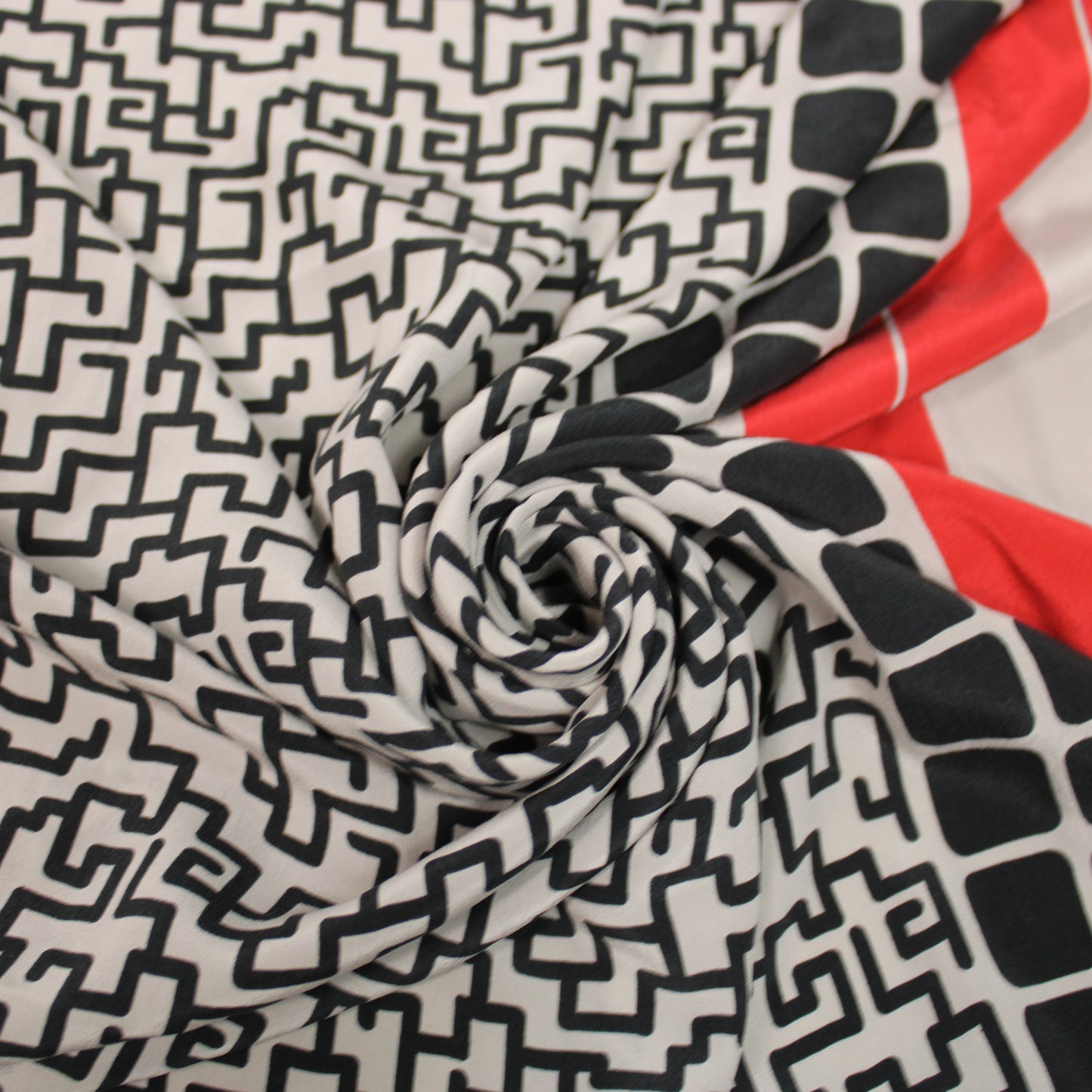 Tissu crêpe de chine 100% soie - imprimé géométrique - noir et blanc - photo 1/5 | So Tissus