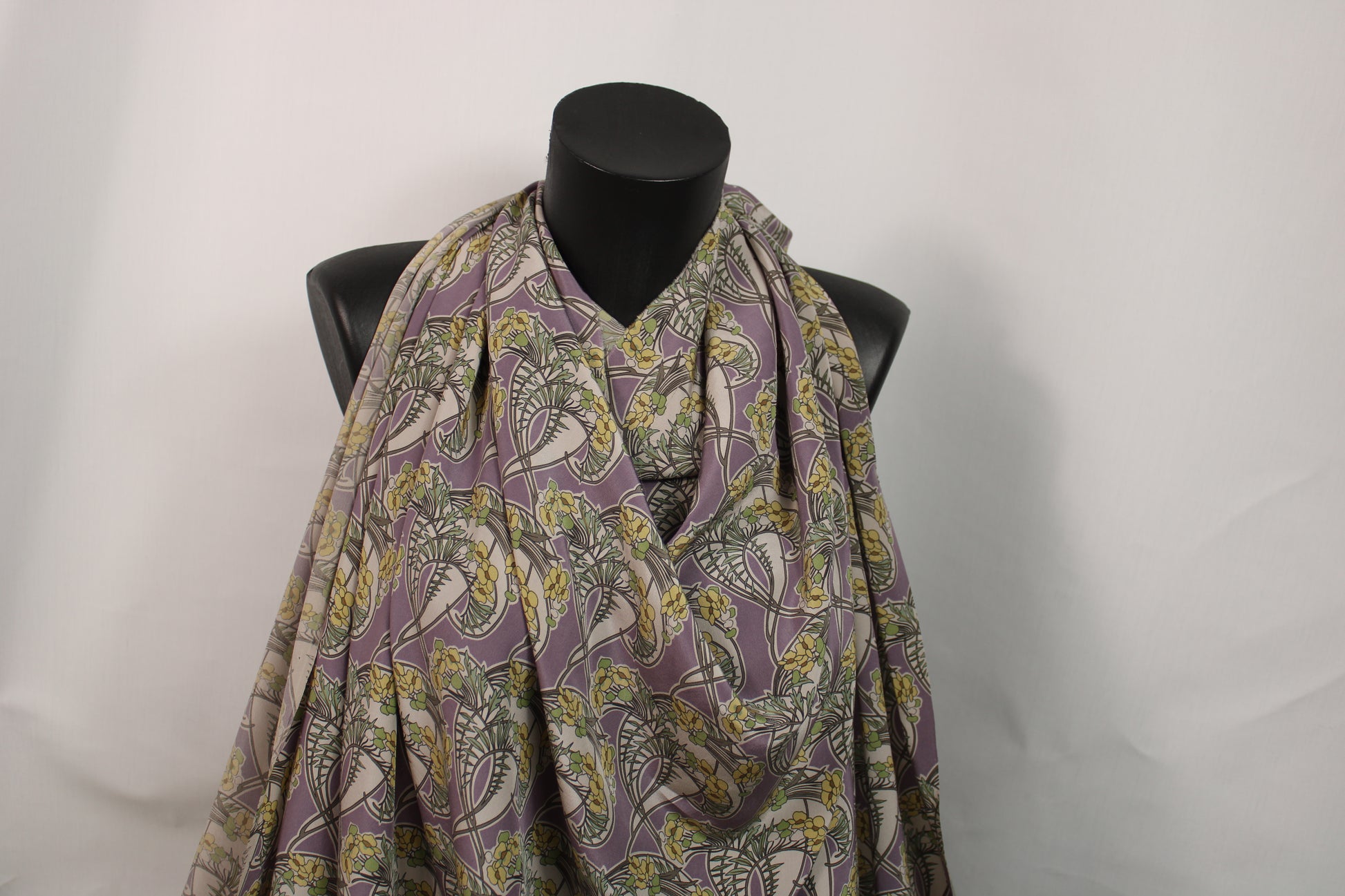 Tissu crêpe de chine 100% soie - imprimé fleuri - ton parme - photo 4/5 | So Tissus