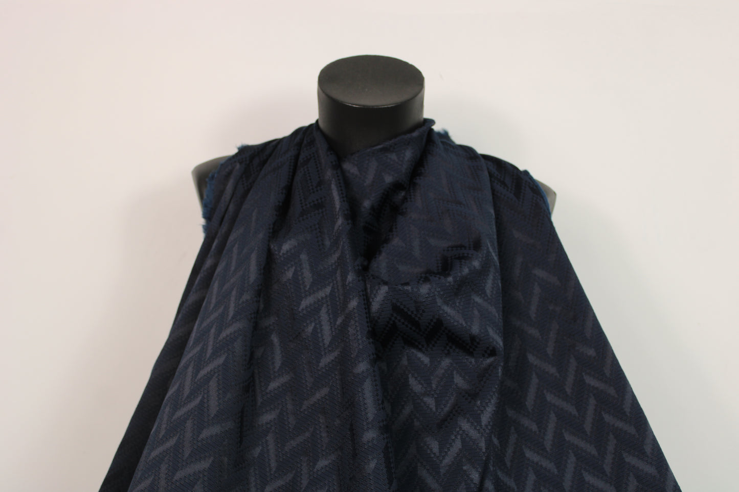 Tissu brocart - motif chevron - bleu marine - photo 4/4 | So Tissus