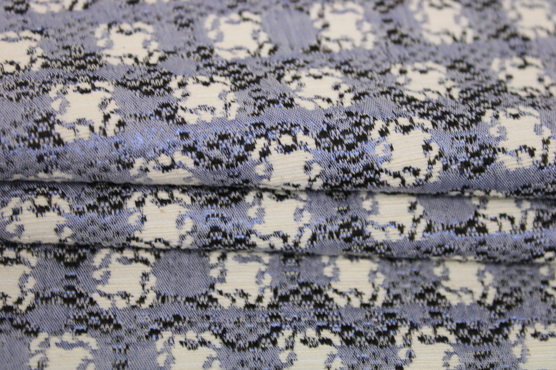 Tissu brocart double face - écru, noir et bleu - photo 4/8 | So Tissus