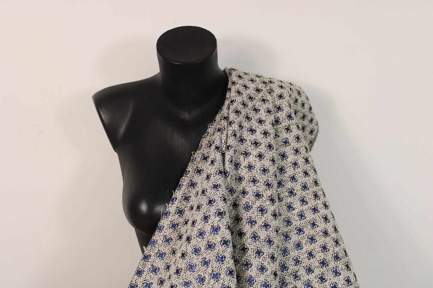 Tissu brocart double face - écru, noir et bleu - photo 5/8 | So Tissus