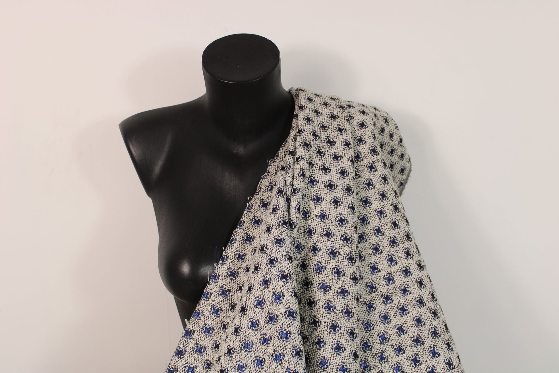Tissu brocart double face - écru, noir et bleu - photo 5/8 | So Tissus