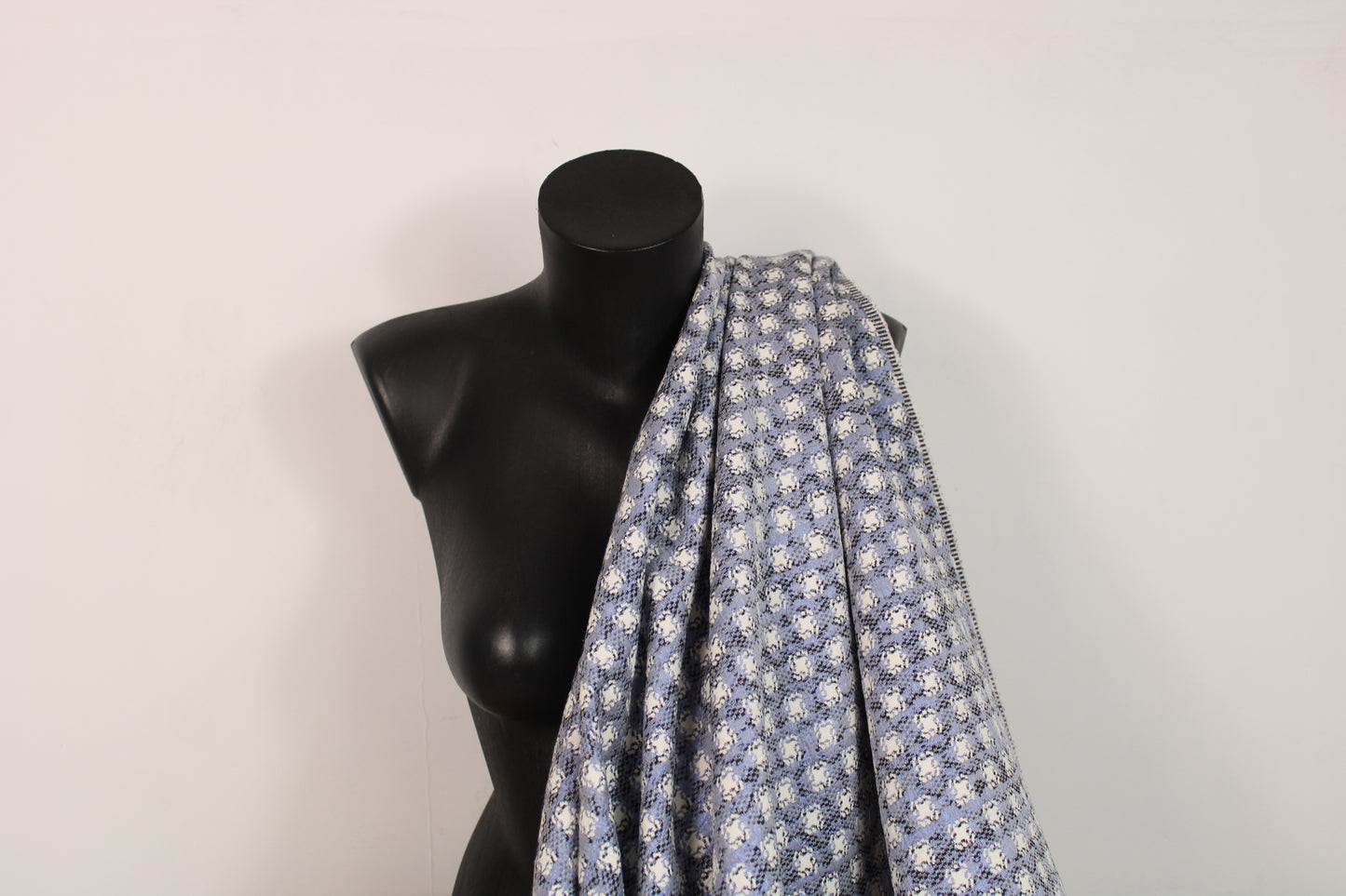 Tissu brocart double face - écru, noir et bleu - photo 6/8 | So Tissus