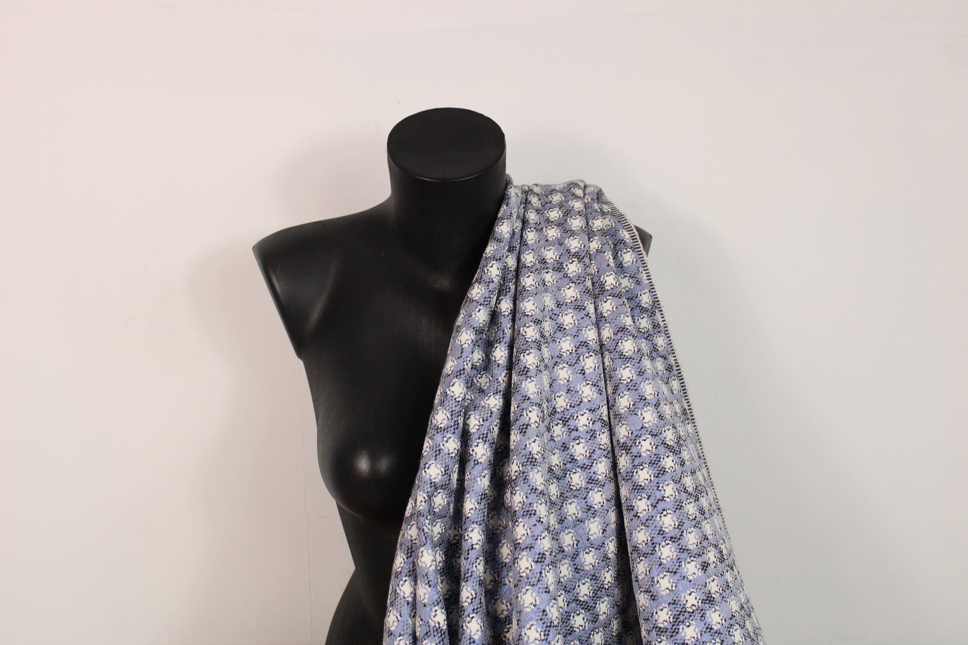 Tissu brocart double face - écru, noir et bleu - photo 6/8 | So Tissus