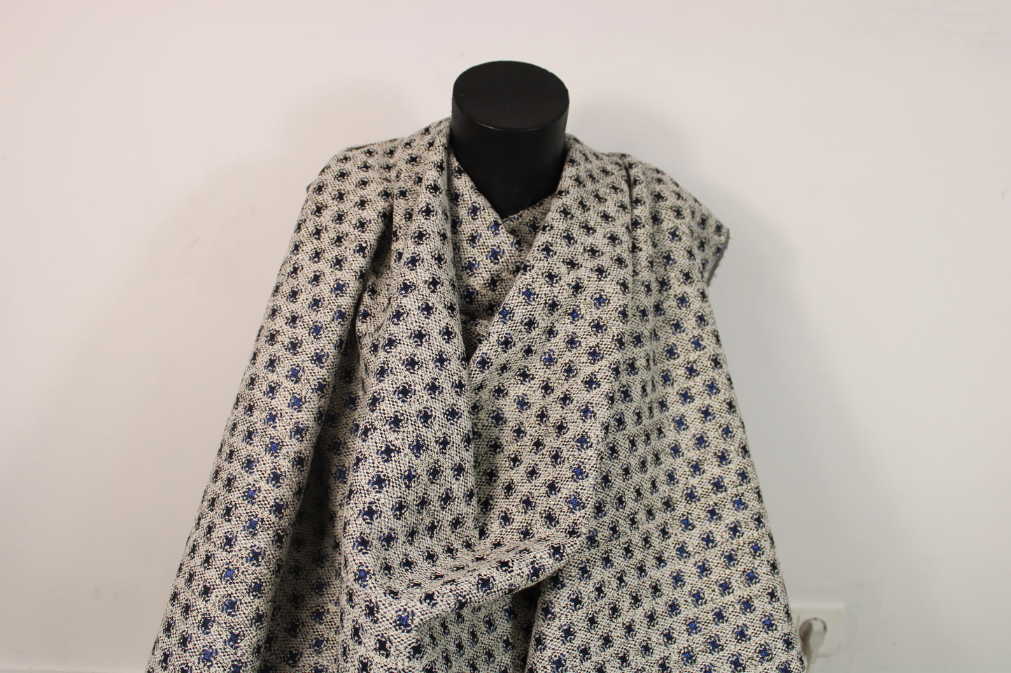 Tissu brocart double face - écru, noir et bleu - photo 7/8 | So Tissus