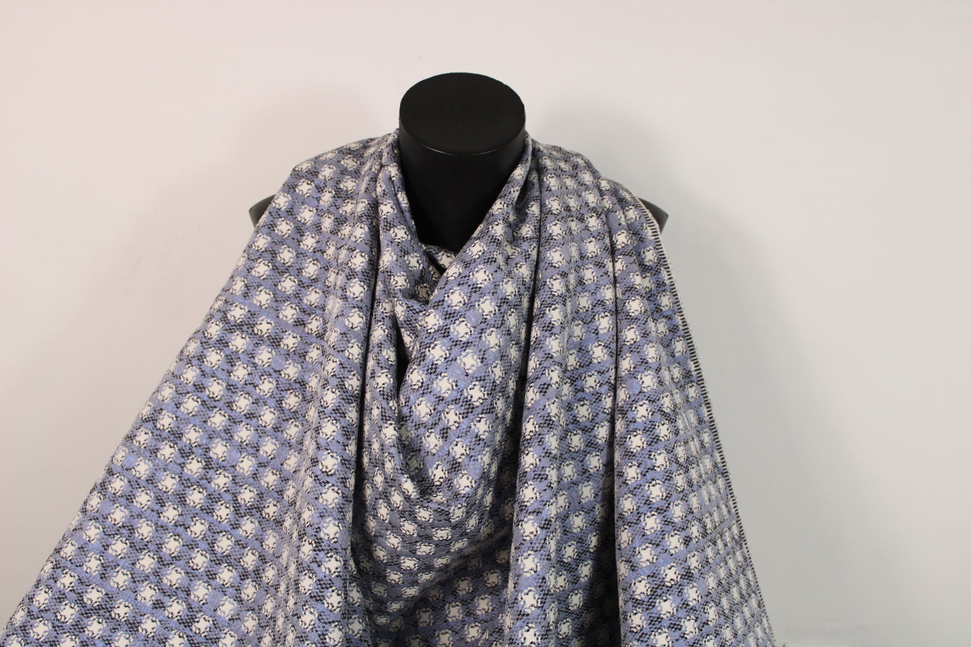 Tissu brocart double face - écru, noir et bleu - photo 8/8 | So Tissus