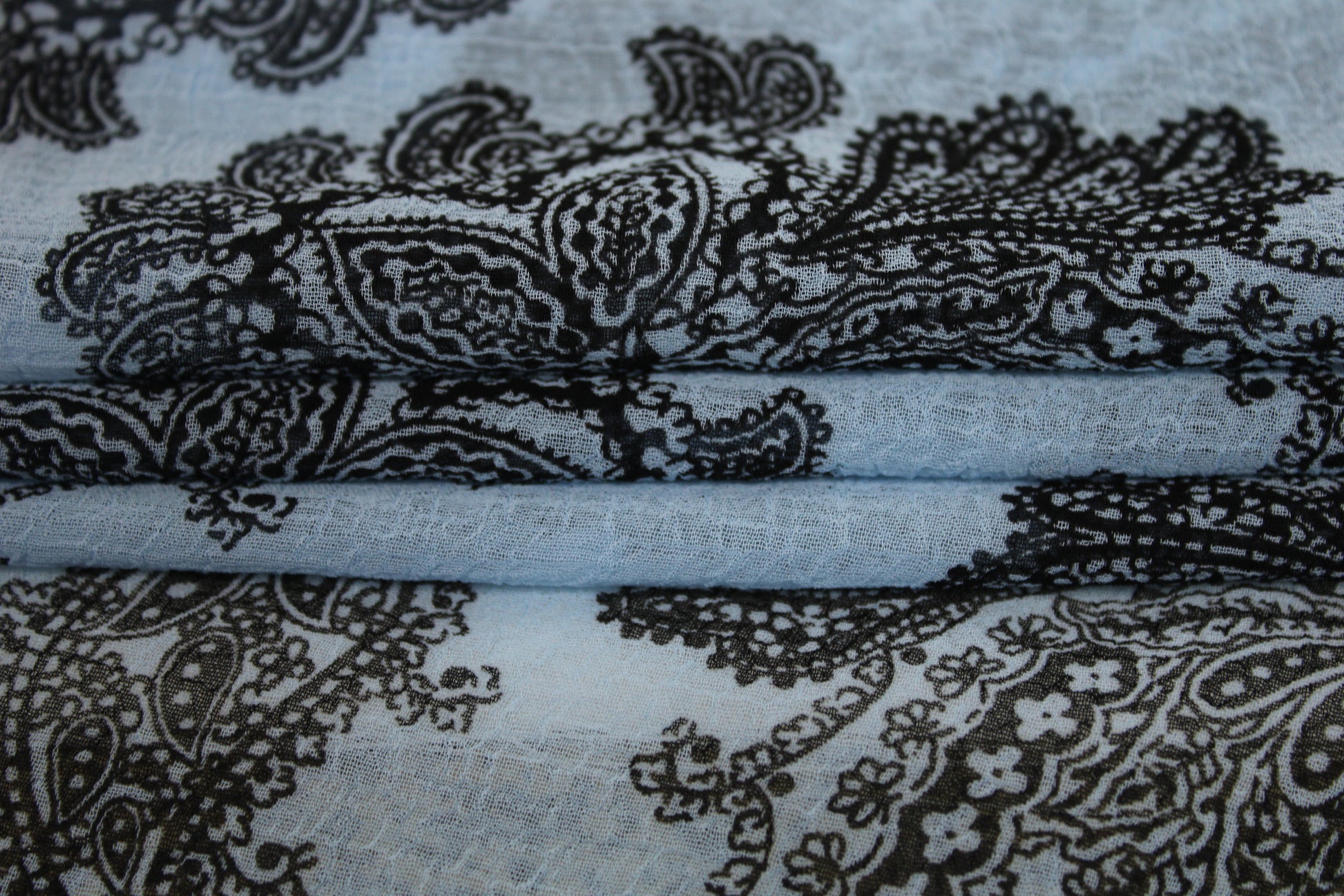 Tissu mousseline gaufré - imprimé cachemire - bleu ciel - photo 2/5 | So Tissus