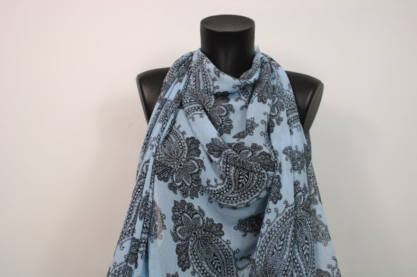 Tissu mousseline gaufré - imprimé cachemire - bleu ciel - photo 4/5 | So Tissus