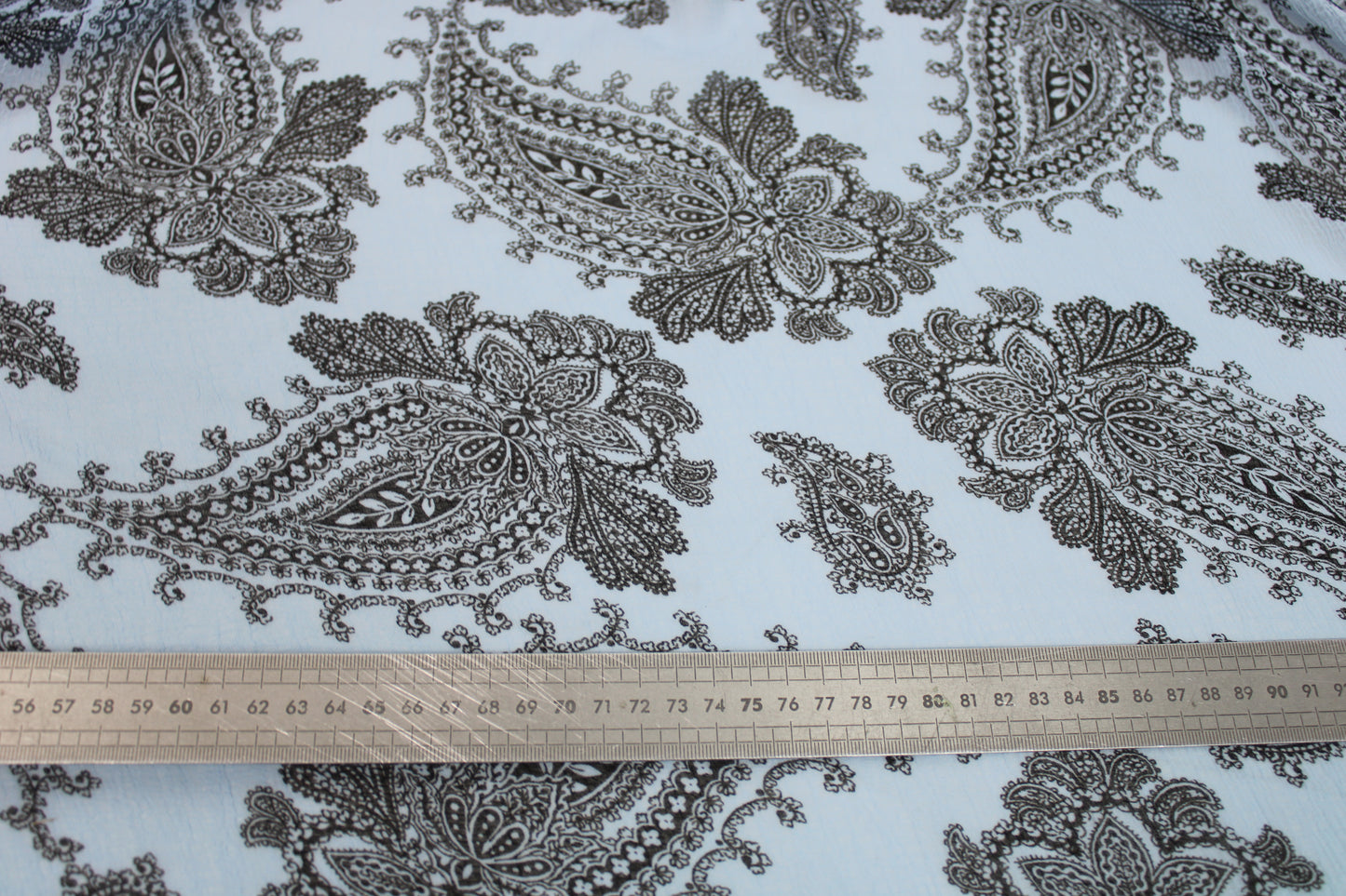 Tissu mousseline gaufré - imprimé cachemire - bleu ciel - photo 5/5 | So Tissus