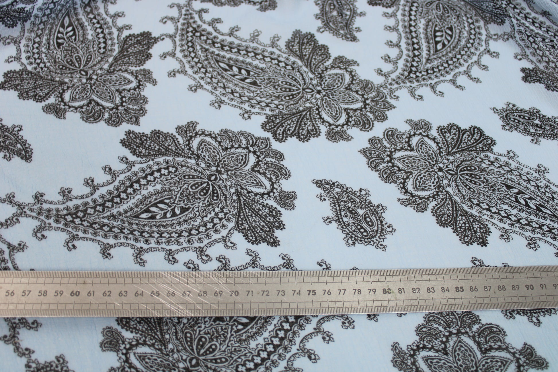 Tissu mousseline gaufré - imprimé cachemire - bleu ciel - photo 5/5 | So Tissus