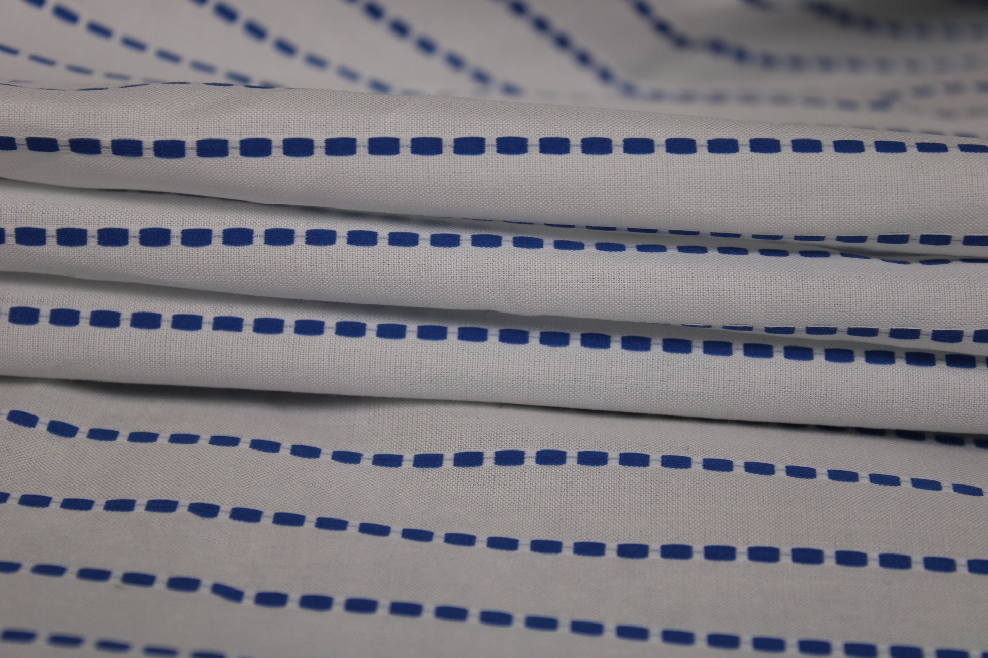 Tissu popeline de coton prestige - à rayures pointillées - blanc et bleu - photo 2/5 | So Tissus