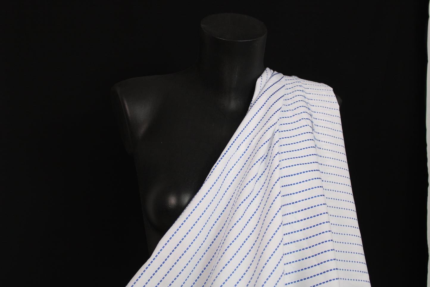 Tissu popeline de coton prestige - à rayures pointillées - blanc et bleu - photo 4/5 | So Tissus