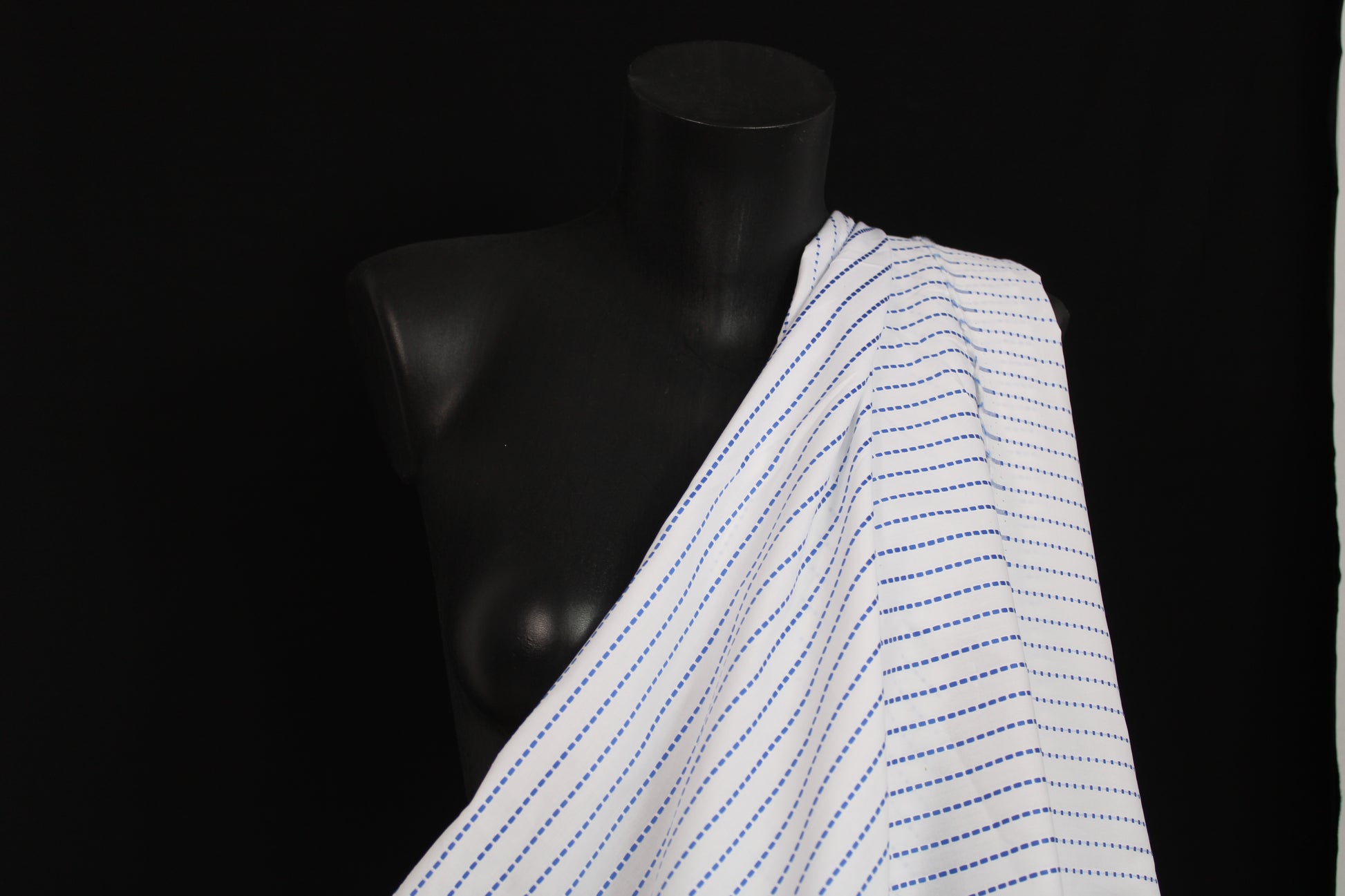 Tissu popeline de coton prestige - à rayures pointillées - blanc et bleu - photo 4/5 | So Tissus