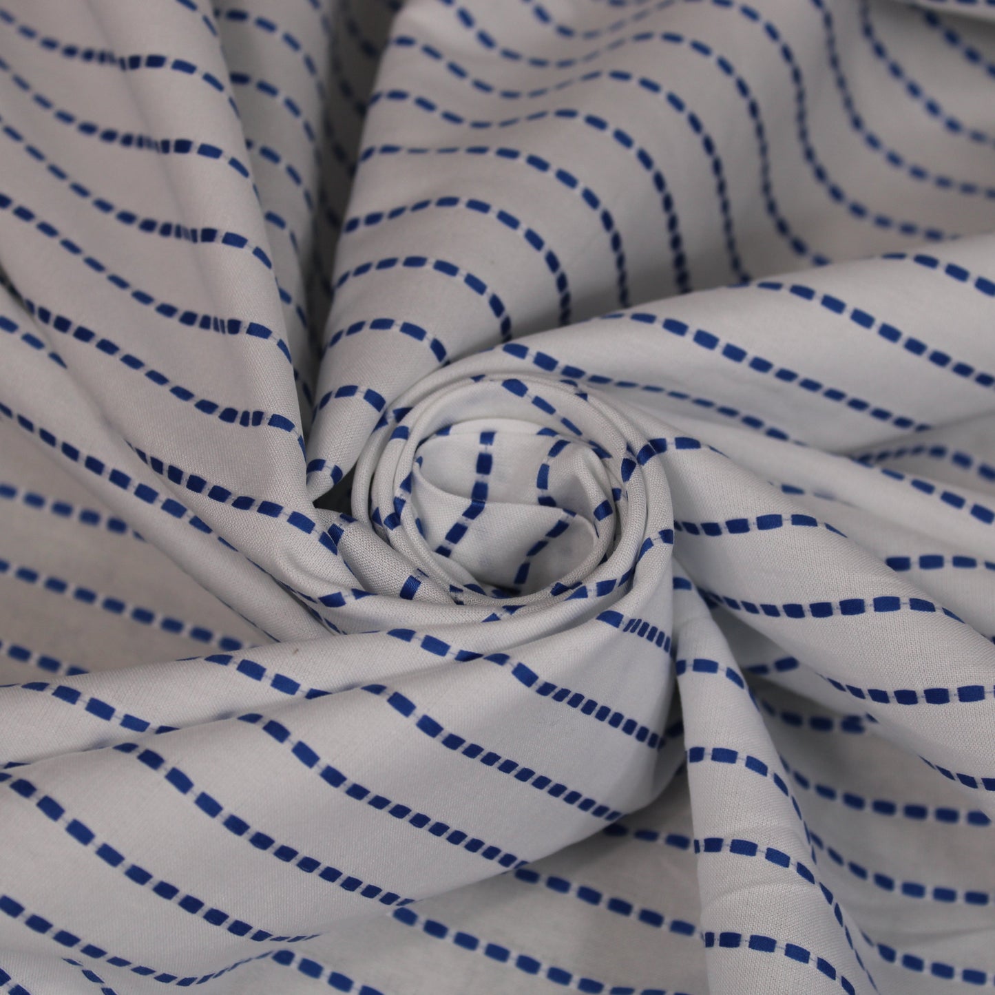 Tissu popeline de coton prestige - à rayures pointillées - blanc et bleu - photo 1/5 | So Tissus