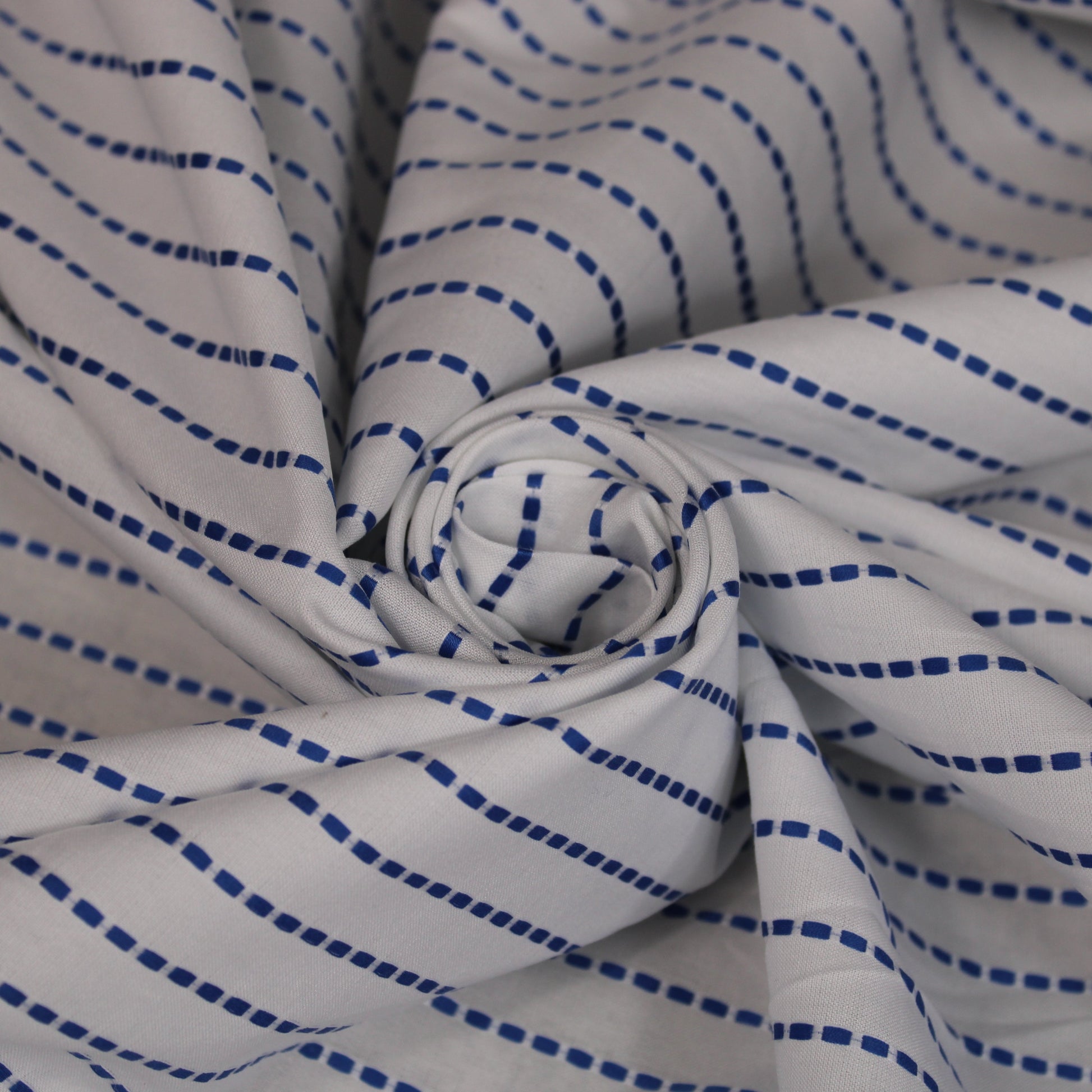 Tissu popeline de coton prestige - à rayures pointillées - blanc et bleu - photo 1/5 | So Tissus
