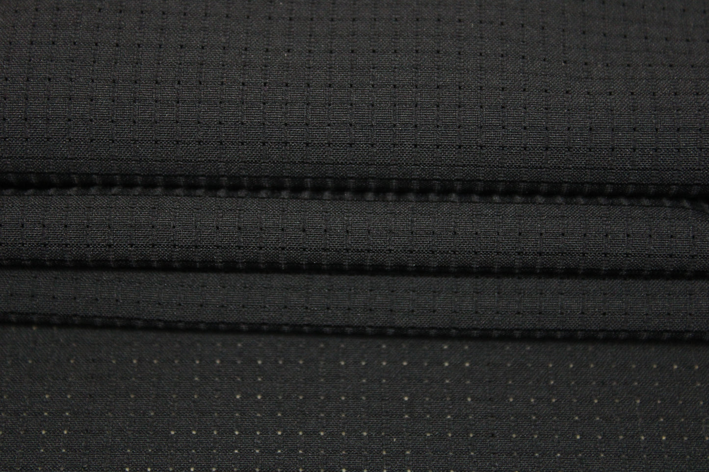 Tissu crêpe perforé - noir - photo 2/4 | So Tissus