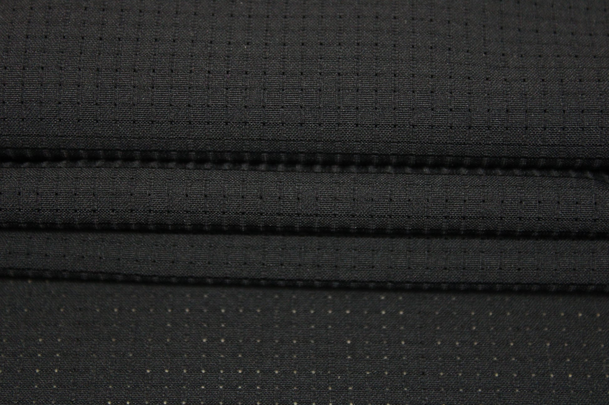 Tissu crêpe perforé - noir - photo 2/4 | So Tissus