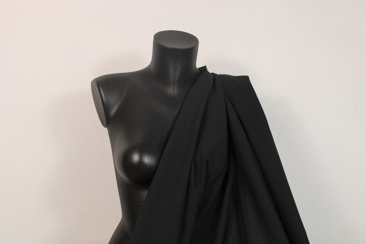 Tissu crêpe perforé - noir - photo 3/4 | So Tissus