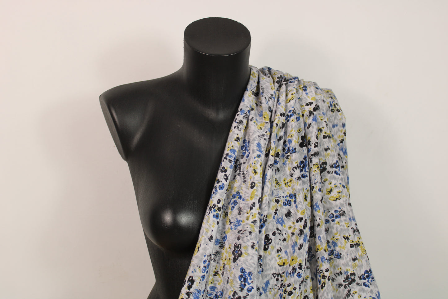 Tissu crêpe de chine 100% soie - imprimé champ de fleurs - ton gris - photo 3/5 | So Tissus