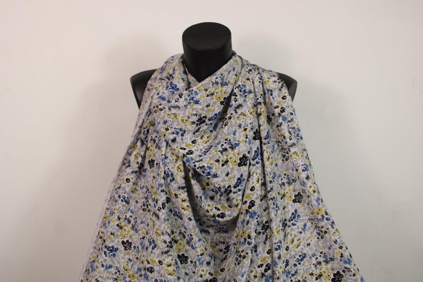 Tissu crêpe de chine 100% soie - imprimé champ de fleurs - ton gris - photo 4/5 | So Tissus