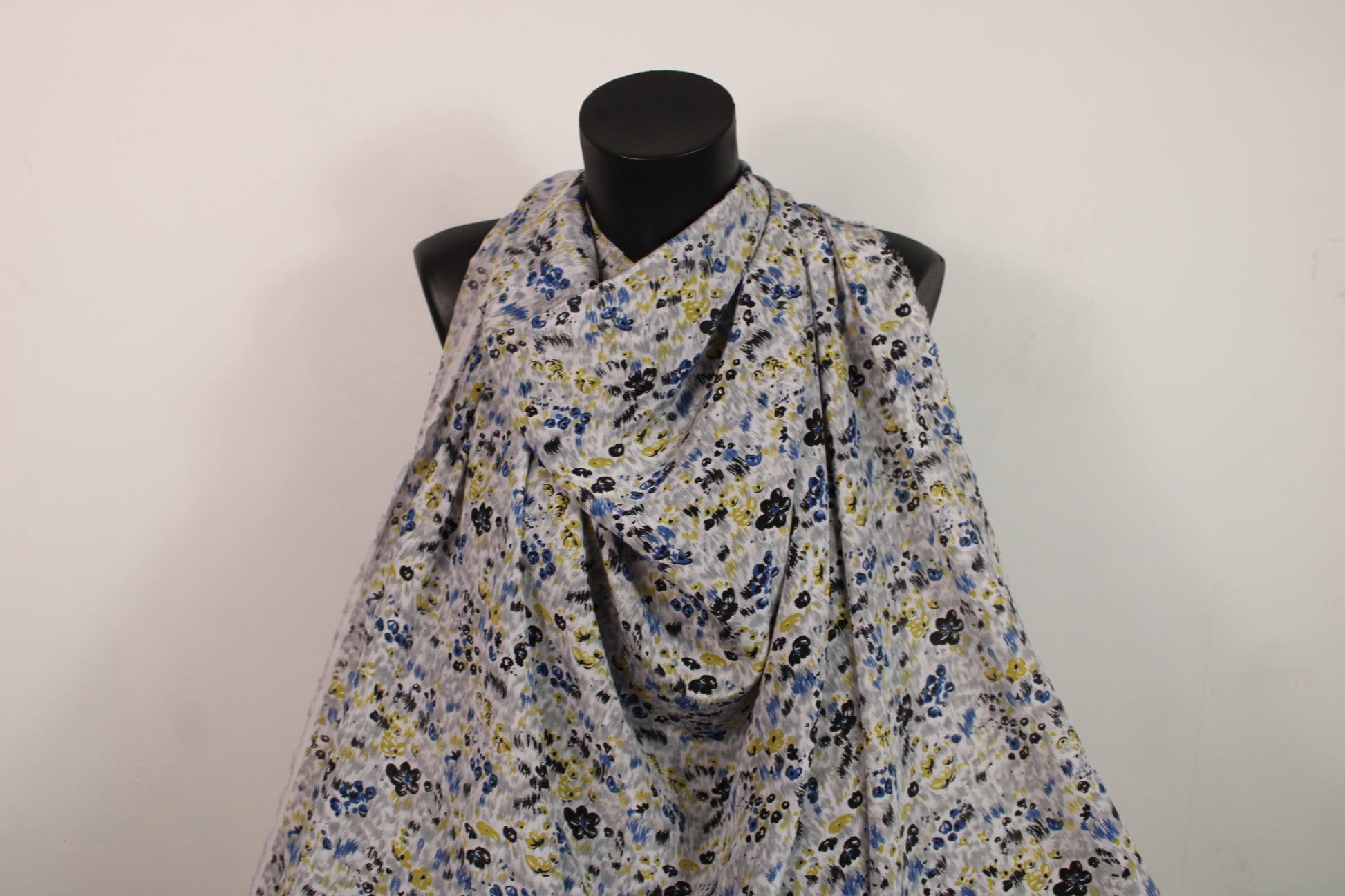 Tissu crêpe de chine 100% soie - imprimé champ de fleurs - ton gris - photo 4/5 | So Tissus