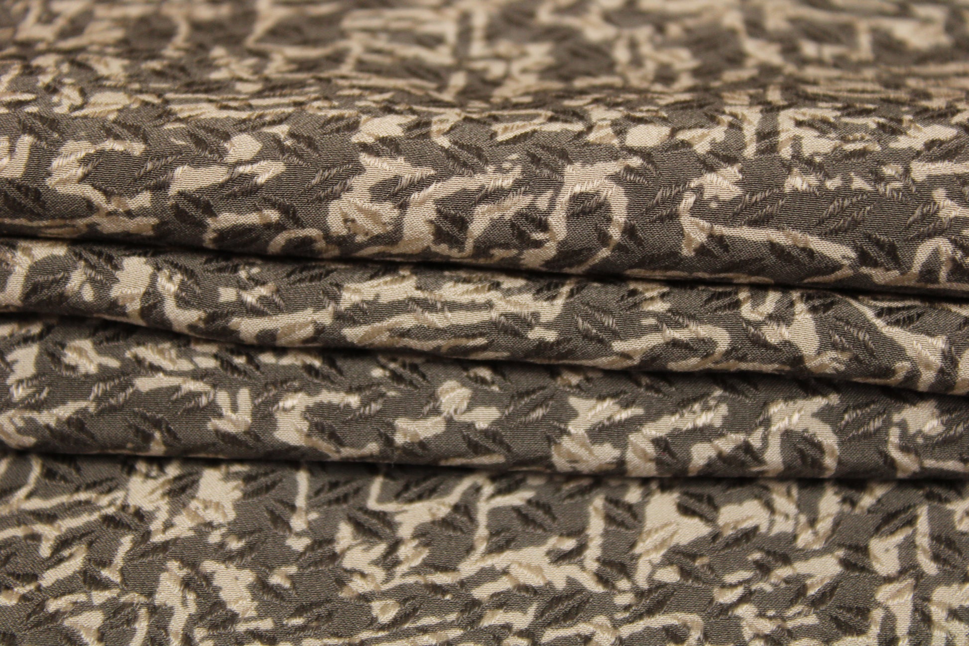 Tissu crêpe de chine 100% soie - imprimé tacheté - gris et beige - photo 2/5 | So Tissus