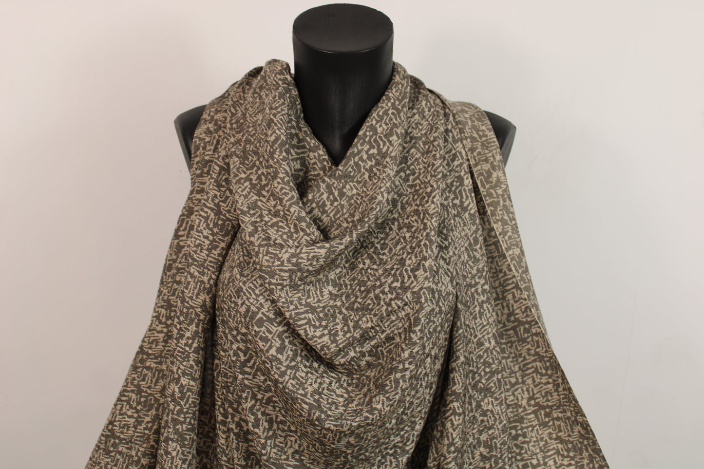 Tissu crêpe de chine 100% soie - imprimé tacheté - gris et beige - photo 4/5 | So Tissus