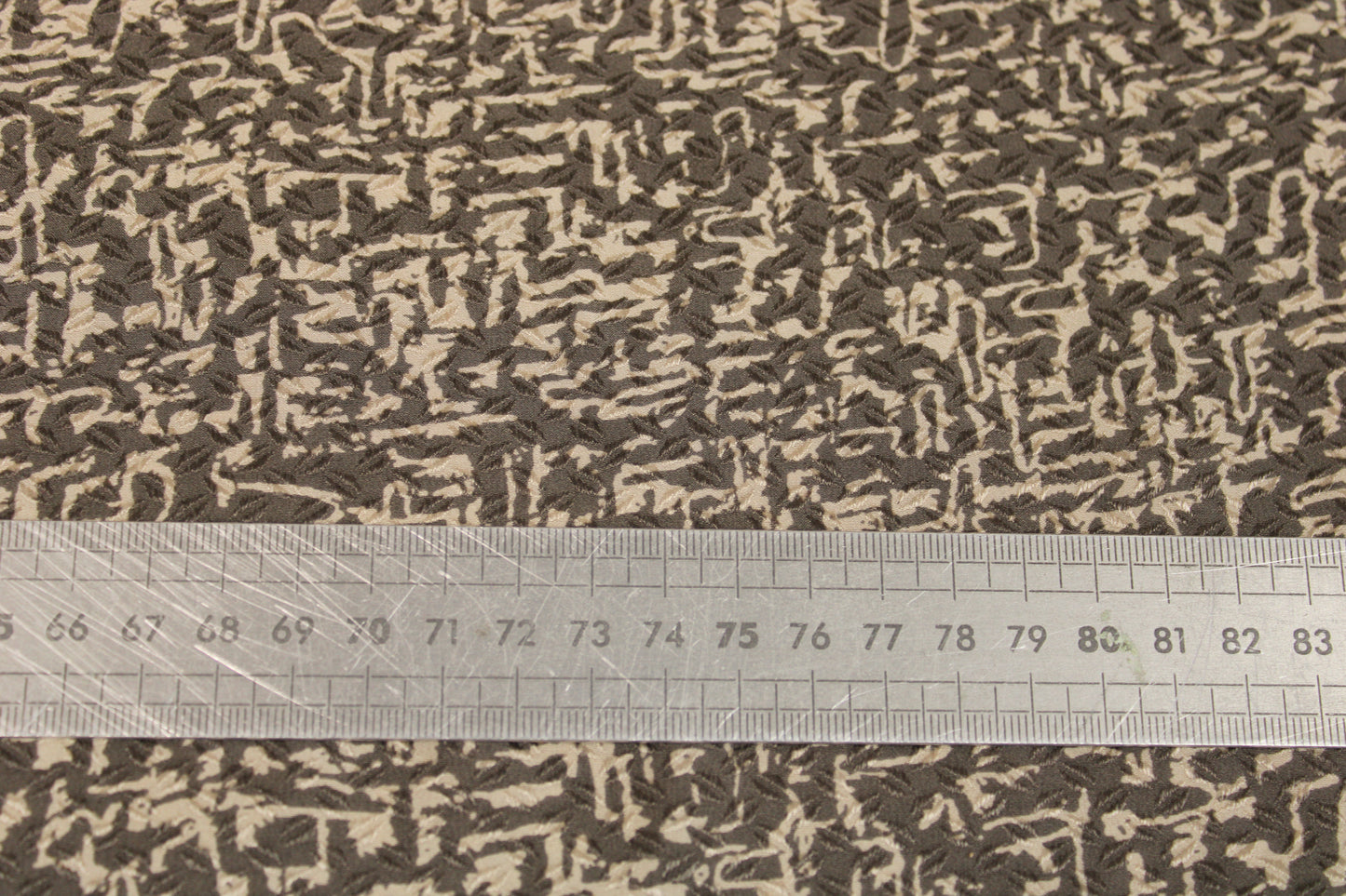 Tissu crêpe de chine 100% soie - imprimé tacheté - gris et beige - photo 5/5 | So Tissus