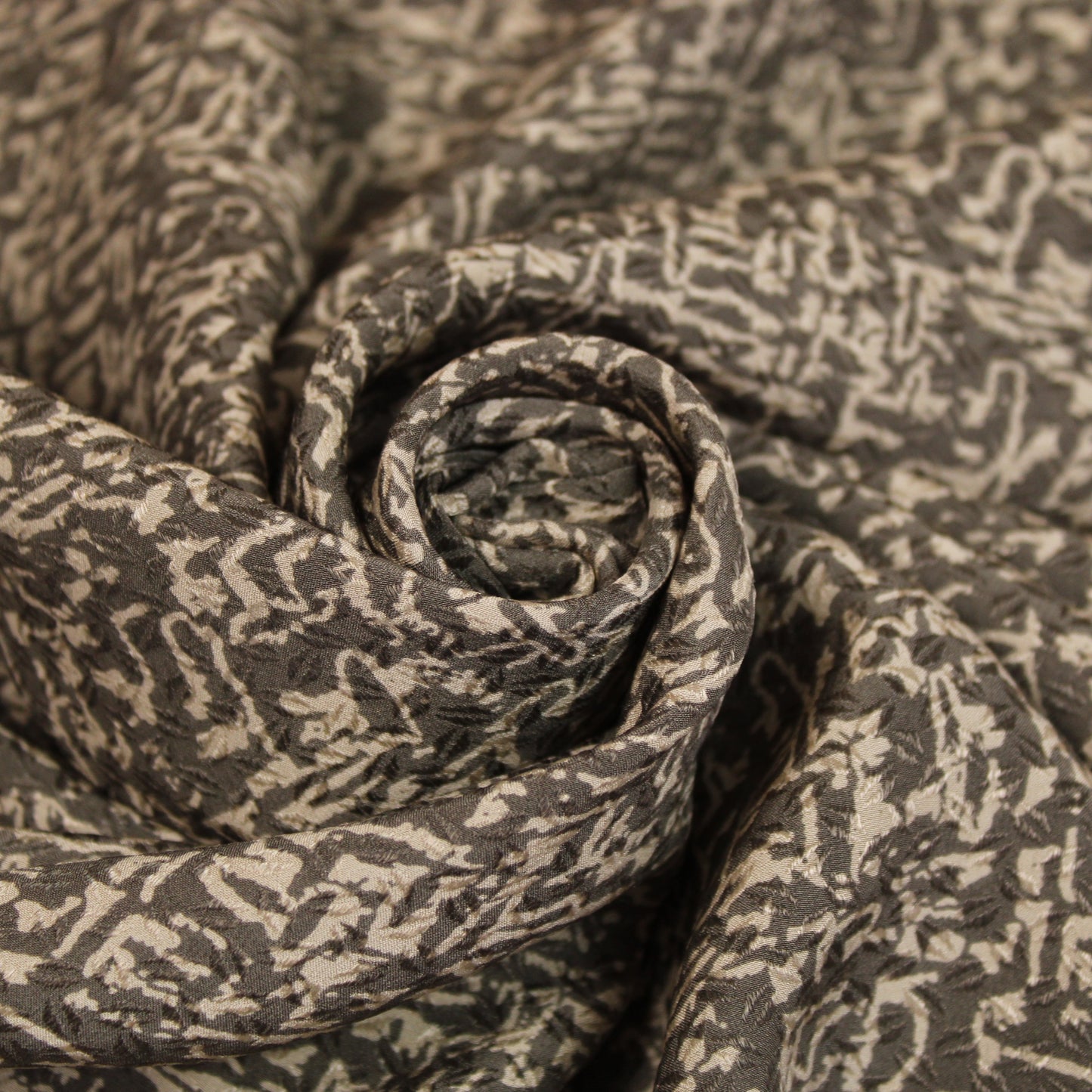 Tissu crêpe de chine 100% soie - imprimé tacheté - gris et beige - photo 1/5 | So Tissus