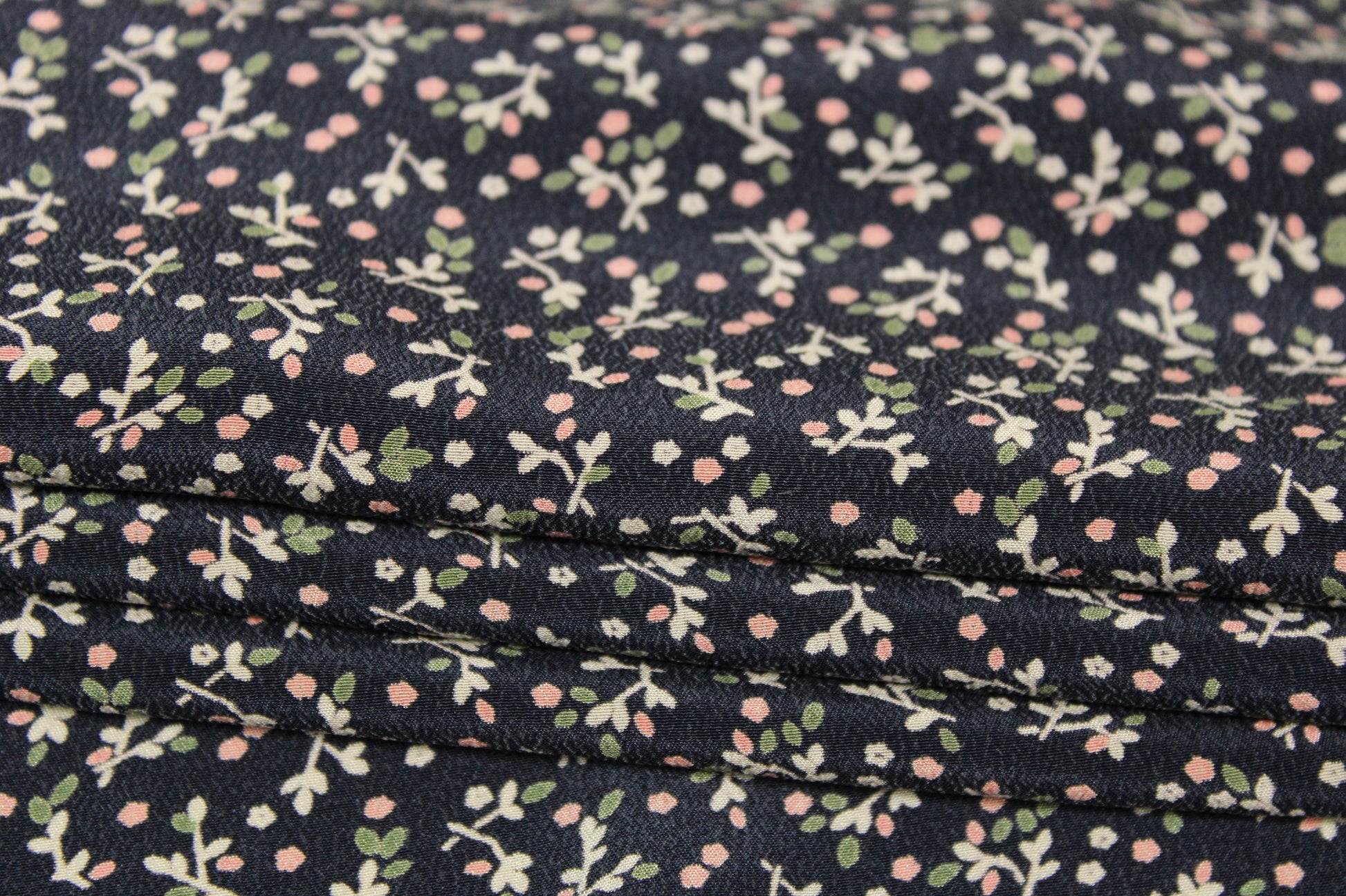 Tissu crêpe de soie lavé - imprimé fleuri - ton bleu marine - photo 5/5 | So Tissus