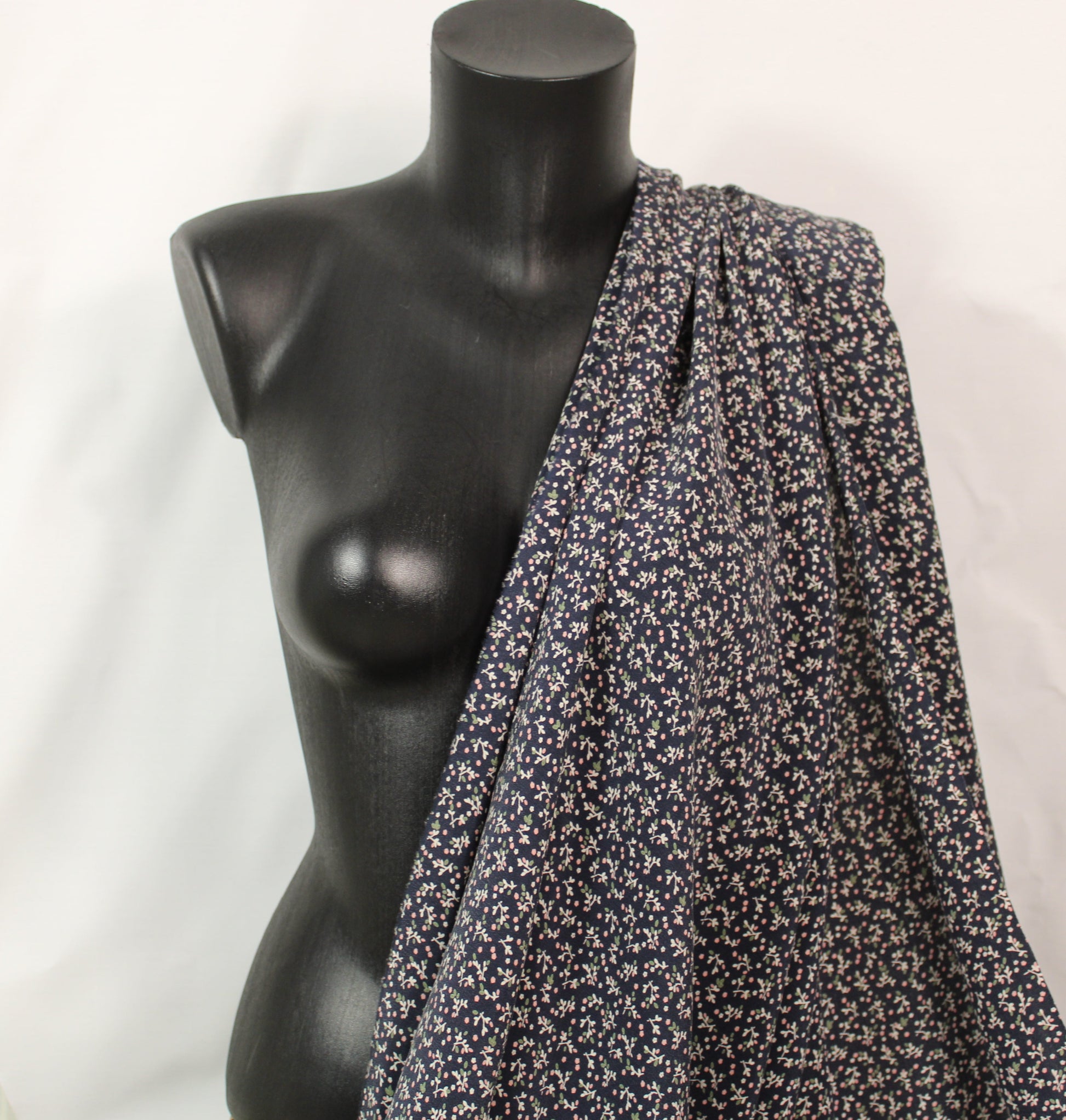 Tissu crêpe de soie lavé - imprimé fleuri - ton bleu marine - photo 4/5 | So Tissus