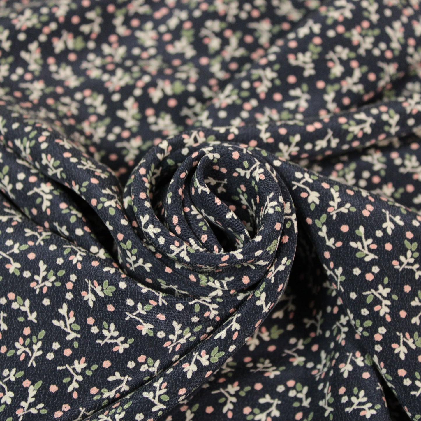 Tissu crêpe de soie lavé - imprimé fleuri - ton bleu marine - photo 1/5 | So Tissus