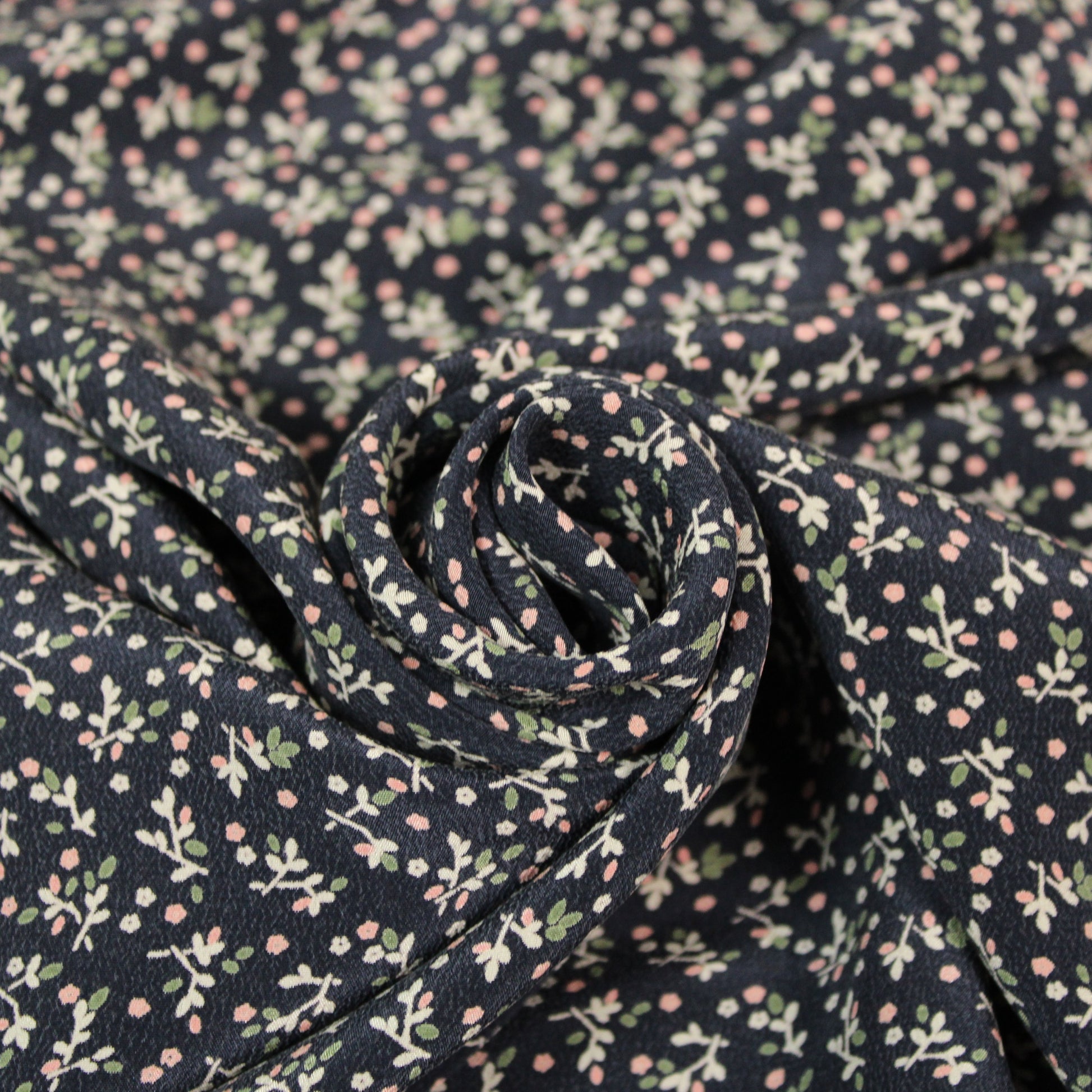 Tissu crêpe de soie lavé - imprimé fleuri - ton bleu marine - photo 1/5 | So Tissus