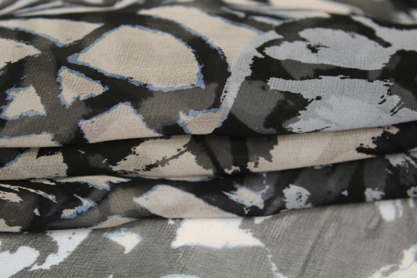Tissu mousseline de soie- imprimé fleurs abstraites - bleu, gris et noir - photo 2/5 | So Tissus