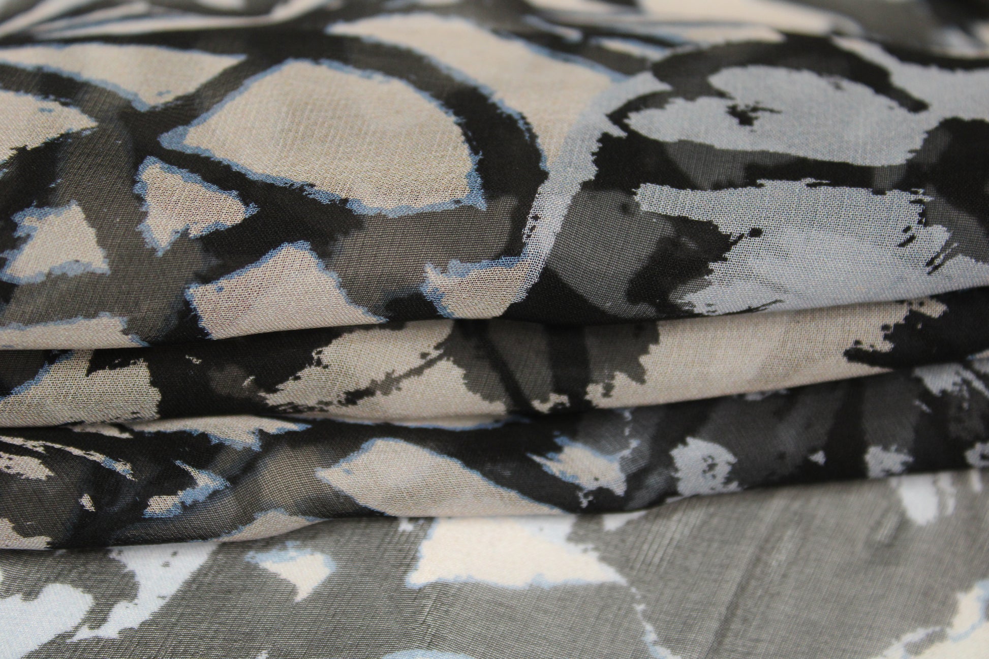 Tissu mousseline de soie- imprimé fleurs abstraites - bleu, gris et noir - photo 2/5 | So Tissus