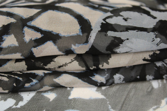 Tissu mousseline de soie- imprimé fleurs abstraites - bleu, gris et noir - photo 2/5 | So Tissus